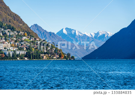 カスタニョーラ地区の秋の風景とルガーノ湖岸。ルガーノ、ティチーノ州、スイス 133884835