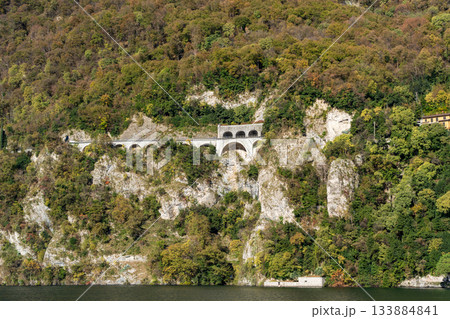 崖沿いの道路とアーチ橋。ルガーノ, ティチーノ州, スイス 崖沿いの道路とアーチ橋。ルガーノ, ティチーノ州, スイス 133884841
