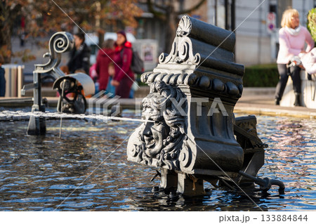 秋のティングリーの噴水と動く彫刻。バーゼル、バーゼル・シュタット準州、スイス 133884844