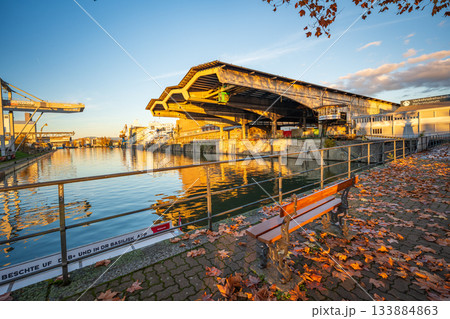 ライン港の巨大な倉庫。バーゼル・シュタット州, スイス 133884863