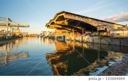 太陽光パネルを備えたスイスターミナルの倉庫。バーゼル・シュタット準州、スイス 133884864