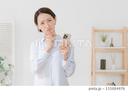 スマホを持つ40代女性 133884976