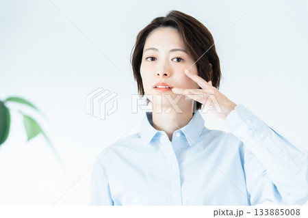 歯を気にする若い女性 133885008