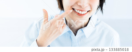 歯を気にする若い女性 133885018
