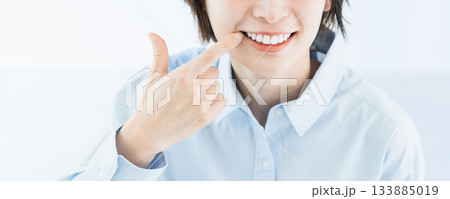 歯を気にする若い女性 133885019