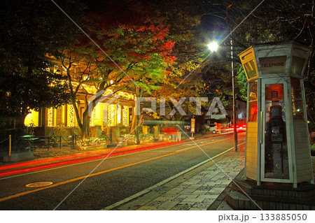 山手234番館のライトアップイルミネーションとレトロな電話ボックス 山手234番館のライトアップイルミネーションとレトロな電話ボックス 133885050