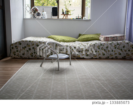 くつろぎの部屋に子供用の豆椅子 133885073