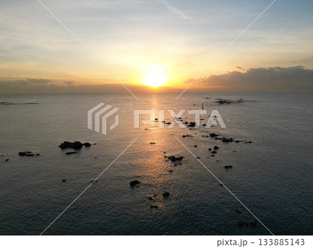 冬の海に沈む夕日 133885143