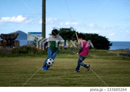 <素材>公園でサッカーの練習をする子供達 <素材>公園でサッカーの練習をする子供達 133885264