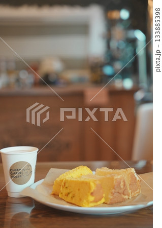 カフェでランチ 133885398