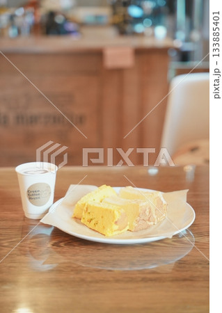 カフェでランチ カフェでランチ 133885401