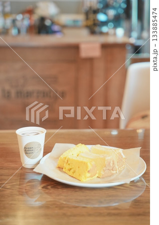 コーヒーとシフォンケーキ コーヒーとシフォンケーキ 133885474