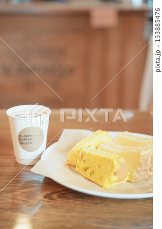 コーヒーとシフォンケーキ コーヒーとシフォンケーキ 133885476