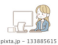パソコンを使う女性会社員 133885615