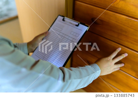 家具の状態をチェックし見積もりを作成する専門家 133885743