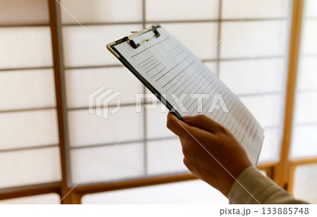 和室でクリップボードに記入する不動産・住宅 和室でクリップボードに記入する不動産・住宅 133885748