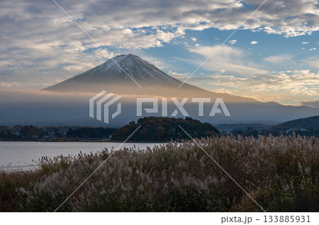 夕暮れの富士 横切るオレンジに染まった雲 夕暮れの富士 横切るオレンジに染まった雲 133885931
