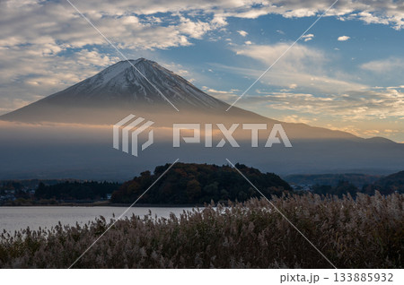 夕暮れの富士 横切るオレンジに染まった雲 夕暮れの富士 横切るオレンジに染まった雲 133885932