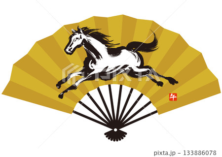 金色の扇に筆で描いたダイナミックに走る馬のモノクロイラスト 133886078