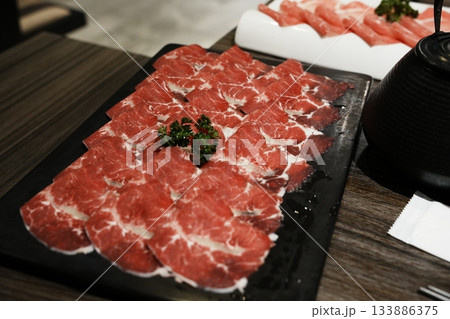 黒毛和牛肉を焼く 黒毛和牛肉を焼く 133886375