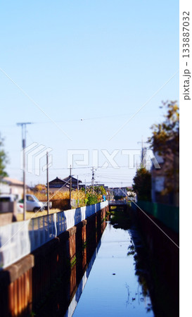 晴れの日の川沿いの風景 晴れの日の川沿いの風景 133887032