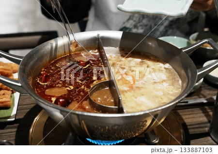 台湾名物！熱々で豪華な火鍋料理（Hot Pot） 133887103