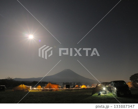 静岡県　ふもとっぱらキャンプ場の夜景と月明かり　11月 133887347