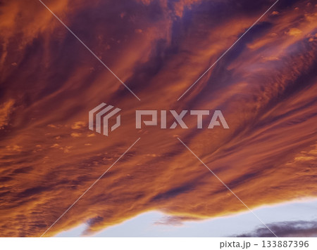 夕焼けで赤く染まる雲 夕焼けで赤く染まる雲 133887396