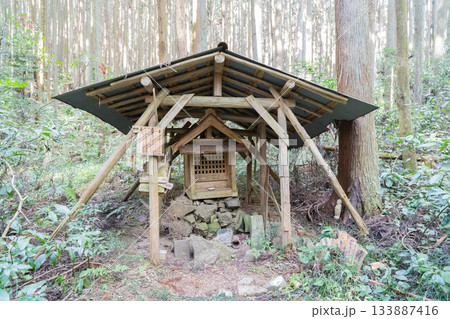 岩湧山三合目と紀見峠の間にある神社（金剛生駒紀泉国定公園） 133887416