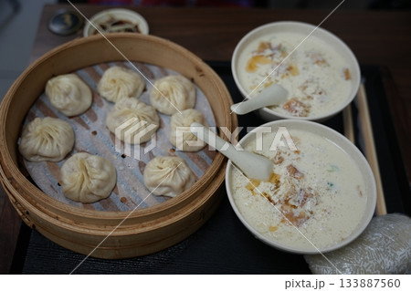 台湾の定番朝食!小籠包と優しい味わいの鹹豆漿 台湾の定番朝食!小籠包と優しい味わいの鹹豆漿 133887560