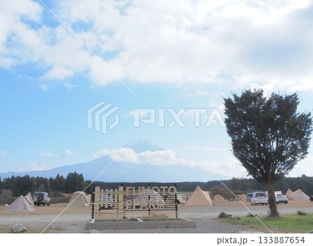静岡県　ふもとっぱらキャンプ場の景観　11月 133887654
