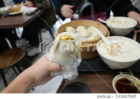 台湾の定番朝食!小籠包と優しい味わいの鹹豆漿 台湾の定番朝食!小籠包と優しい味わいの鹹豆漿 133887685