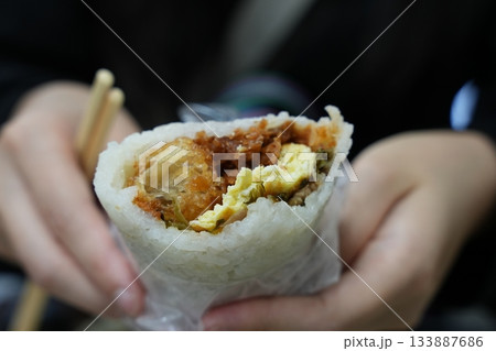 台湾の定番朝食!小籠包と優しい味わいの鹹豆漿 台湾の定番朝食!小籠包と優しい味わいの鹹豆漿 133887686