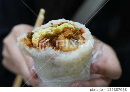 台湾の定番朝食!小籠包と優しい味わいの鹹豆漿 台湾の定番朝食!小籠包と優しい味わいの鹹豆漿 133887688