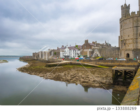 橋から眺めるカーナーヴォン城の塔と城壁沿いの街並み (イギリス、ウェールズ、カーナーヴォン) 橋から眺めるカーナーヴォン城の塔と城壁沿いの街並み (イギリス、ウェールズ、カーナーヴォン) 133888269