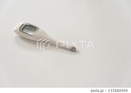 高熱が表示されている体温計 133888404