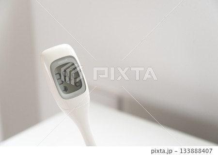 高熱が表示されている体温計 133888407