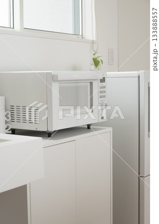 白い電子レンジのあるミニキッチン　新生活イメージ 133888557