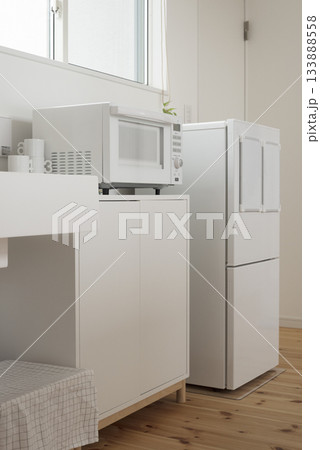 綺麗な白い冷蔵庫と電子レンジのあるミニキッチン 133888558