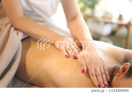 オイルマッサージをする女性 オイルマッサージをする女性 133889004