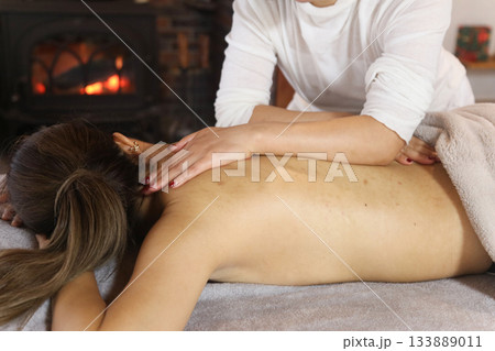 オイルマッサージをする女性 オイルマッサージをする女性 133889011