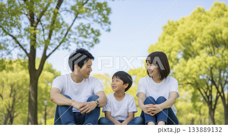 公園の芝生で家族で遊ぶシーン 133889132
