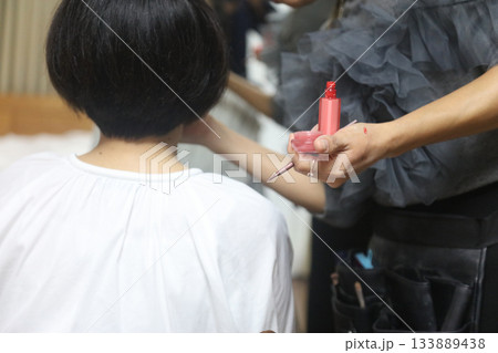 化粧をする女性 化粧をする女性 133889438