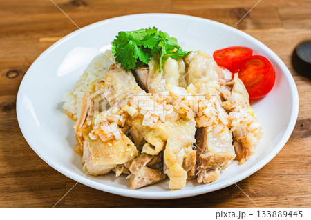 白い皿に盛られたカオマンガイ 白い皿に盛られたカオマンガイ 133889445