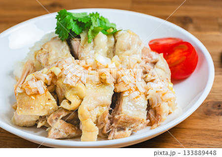 白い皿に盛られたカオマンガイ 白い皿に盛られたカオマンガイ 133889448