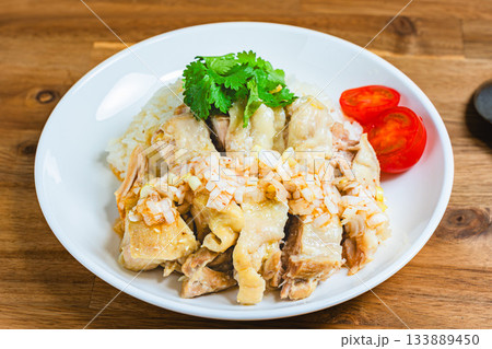 白い皿に盛られたカオマンガイ 133889450