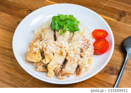 白い皿に盛られたカオマンガイ 白い皿に盛られたカオマンガイ 133889451