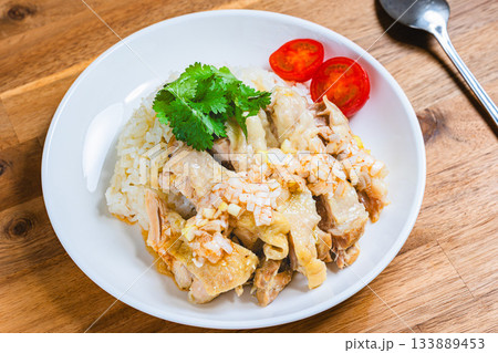 白い皿に盛られたカオマンガイ 133889453