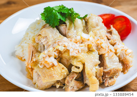 白い皿に盛られたカオマンガイ 白い皿に盛られたカオマンガイ 133889454