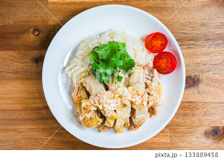 白い皿に盛られたカオマンガイ 133889458